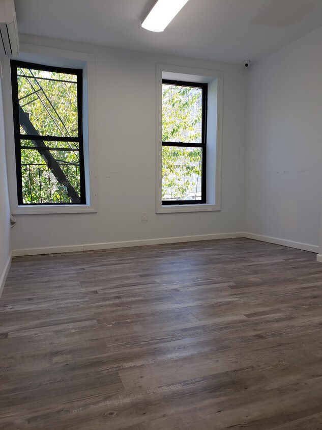 Foto principal - 475 Ralph Ave