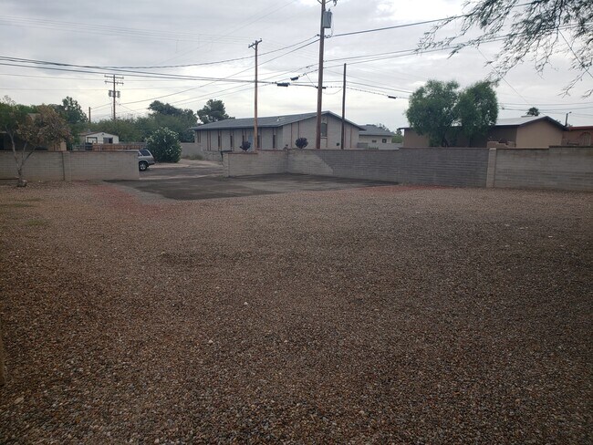 Yard Space - 1048 E Edison St