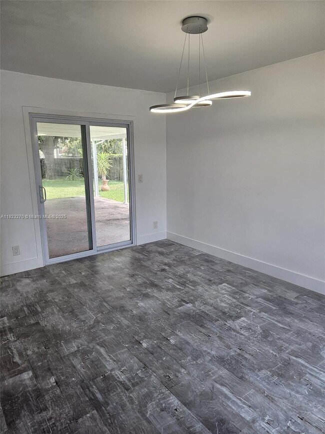 Foto del edificio - 15959 W Wind Cir