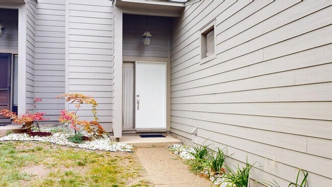 Building Photo - 629 Watersedge Dr