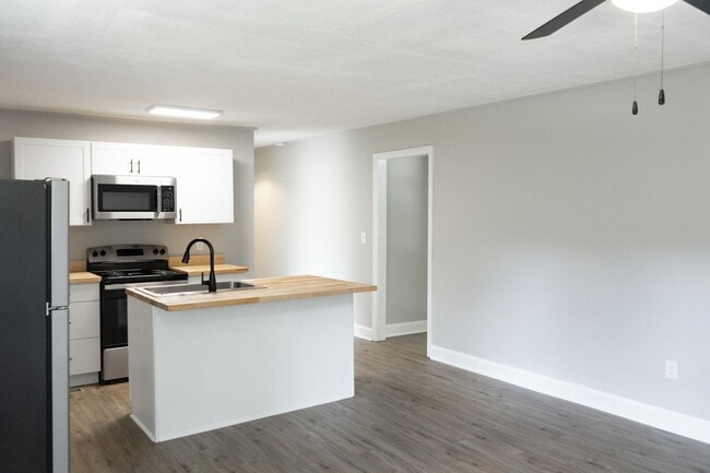 Building Photo - Downtown Aiken Home