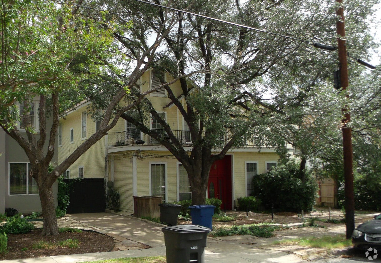 121 E Woodlawn Ave, San Antonio, TX 78212 Apartments in San Antonio, TX