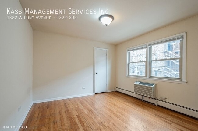 Building Photo - 1322 W Lunt Ave