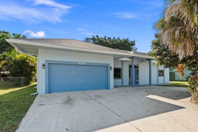 Building Photo - 835 SE Airoso Blvd