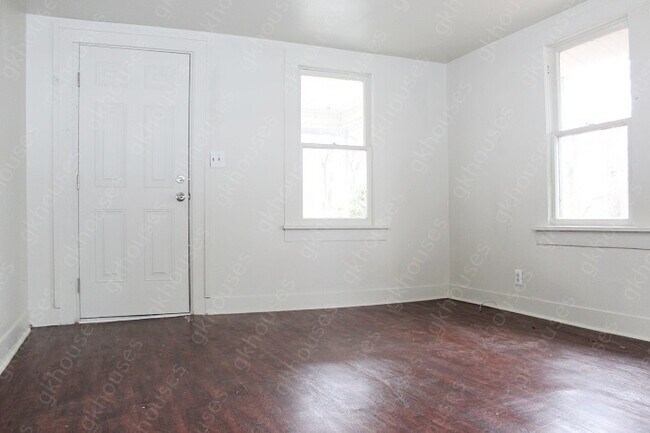 Building Photo - 2 bed / 1 bath home