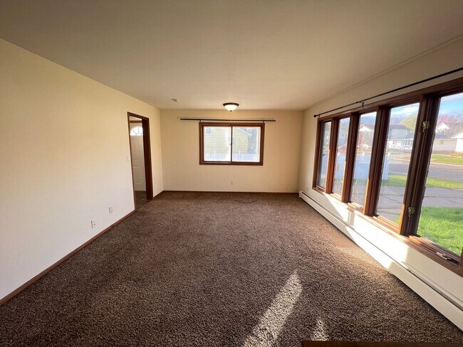 Building Photo - AVAILABLE JUNE 2025! HUGE 5 Bedroom, 2 Bath Home by UMD!