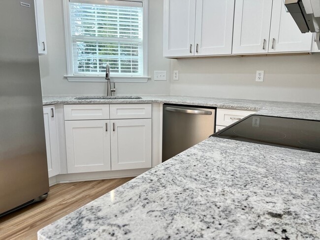 Building Photo - Updated, Main Level 2Bed/2 Bath Condo Lewi...