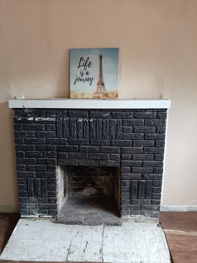 fireplace - 1406 Aransas Ave