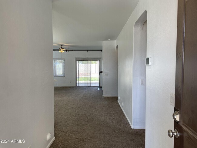 Foto del edificio - 16264 W Hearn Rd