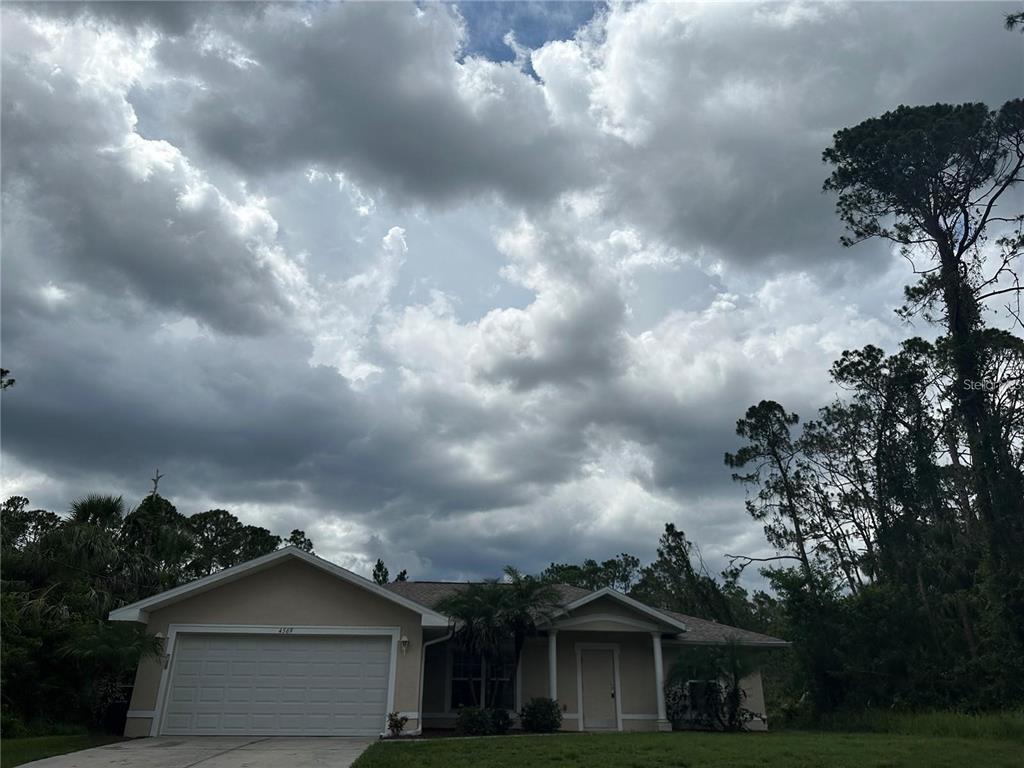Foto principal - 4569 Balsey St