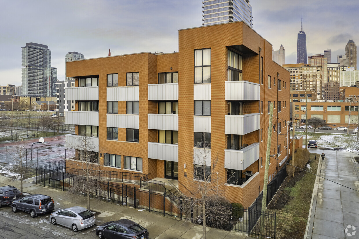 Building Photo - 825 N Hudson Ave
