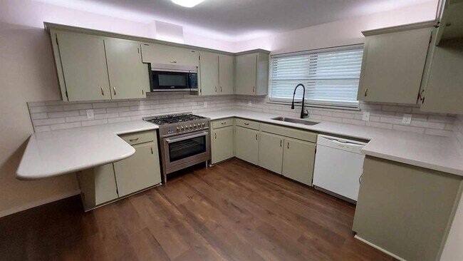 Foto del edificio - 6511 Spencer Dr