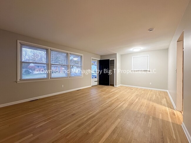 Building Photo - Cute ranch house with huge fenced yard