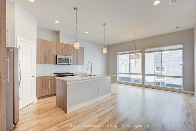 Foto del edificio - Evolve Real Estate: Gourgeous Townhome Nea...