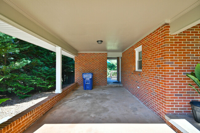 Building Photo - 3011 Manchester Cir