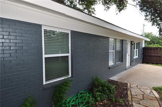 Building Photo - 2400 S 5th St