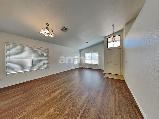 Foto del edificio - 5718 W Orchid Ln