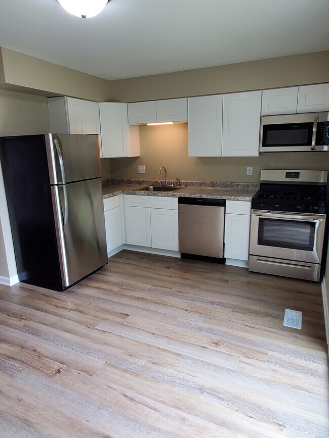 Brand new stainless steel appliances - 5815 Creekview Ct W