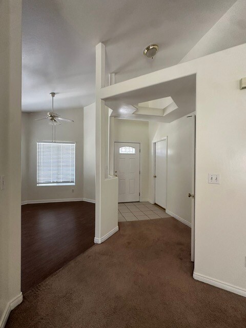 Foto del edificio - 4204 Serene Oak Dr