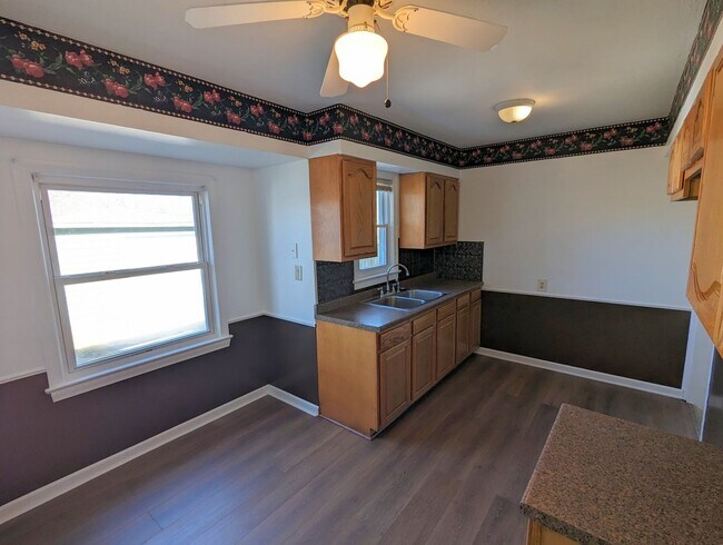 Foto del edificio - Inviting Cape Cod: New Flooring, Updated F...