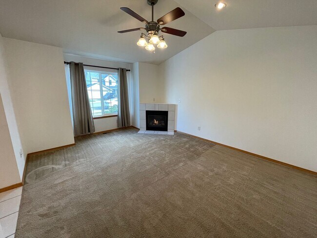 Building Photo - 1337 NW Redwing Dr