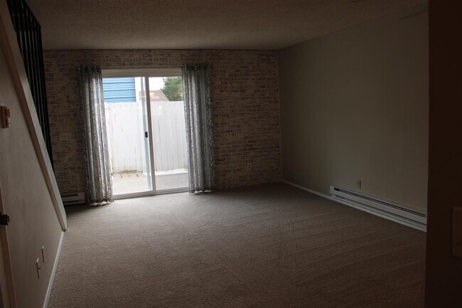 Foto del edificio - Beautiful 2 Bedroom 1.5 Bathroom Condo!