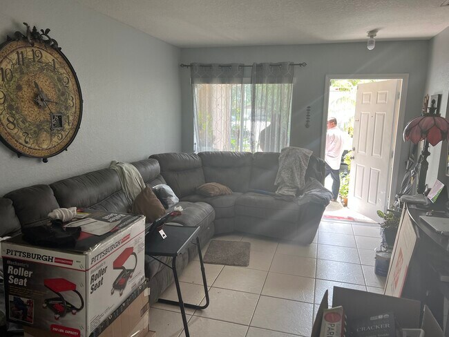 Foto del edificio - 4942 Garden Ct