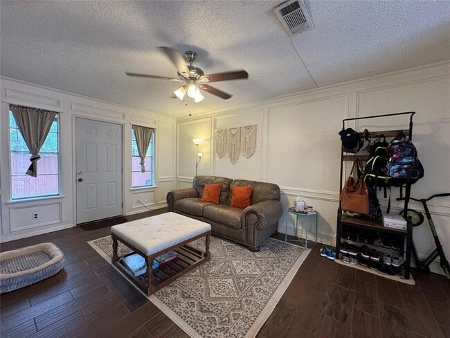 Building Photo - 2900 Lovell Dr