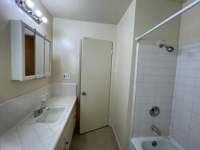 Foto del edificio - 1302 E Kingsley Ave