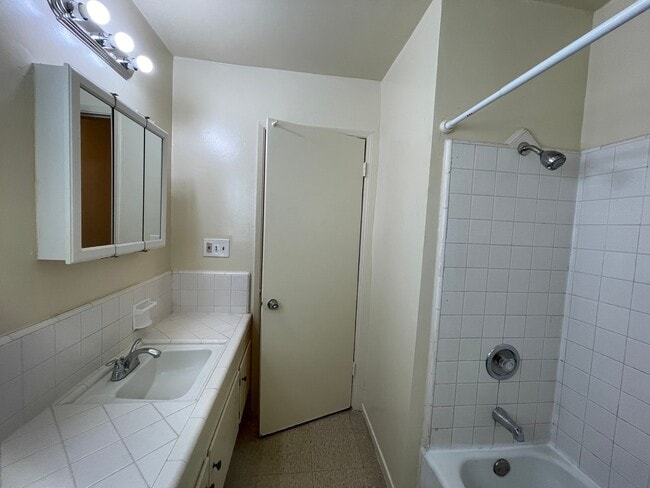 Building Photo - 1302 E Kingsley Ave