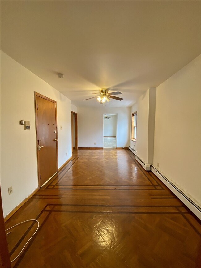Foto del edificio - 24 W Hamilton Pl