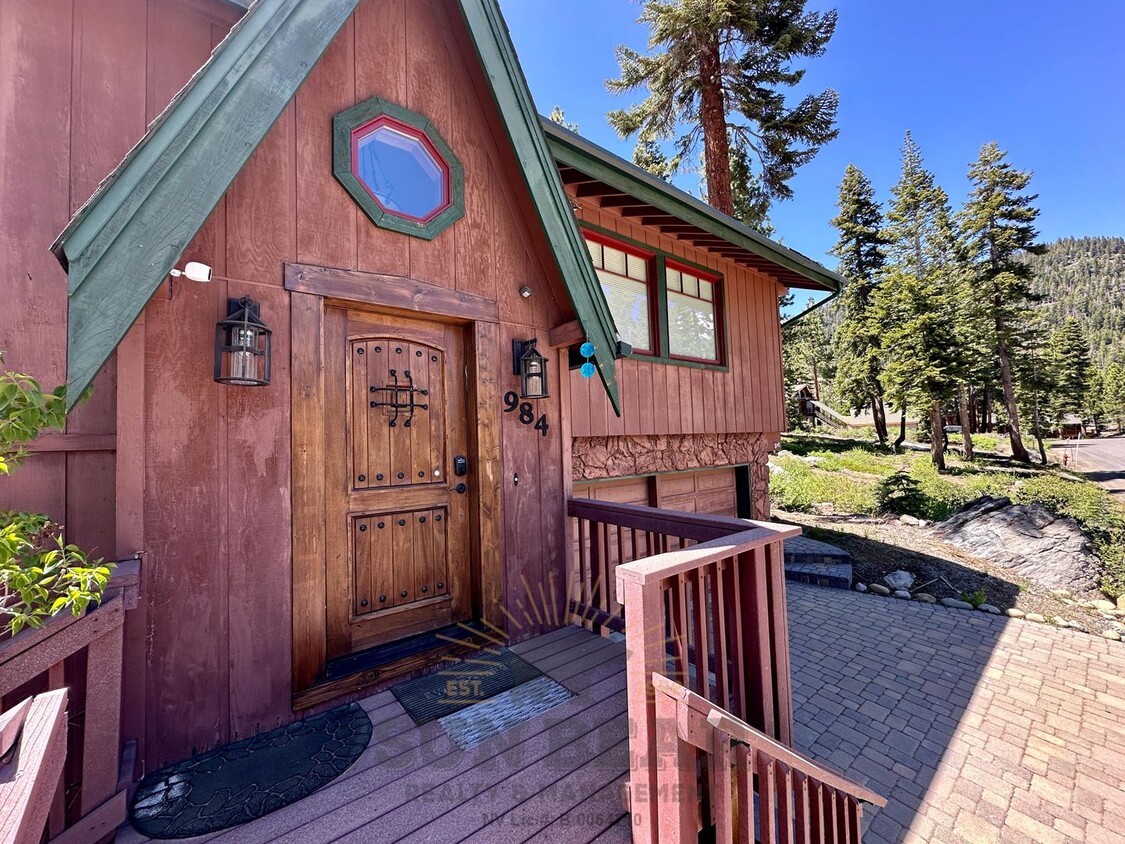 Primary Photo - Beautiful Mountain Home w 2 Car Garage!