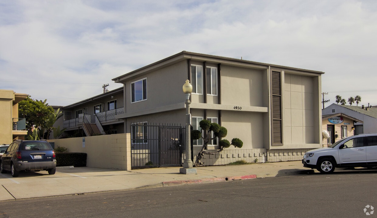 Primary Photo - 4930 Santa Monica Ave