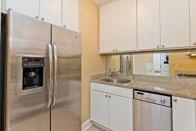 Building Photo - Spacious 1 Bed, 1 bath unit featuring a pr...
