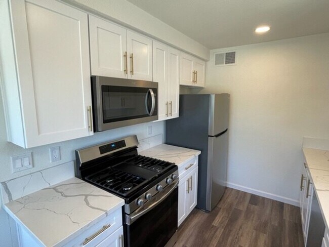 Building Photo - HOME FOR THE HOLIDAYS!!!  READY FOR IMMEDI...