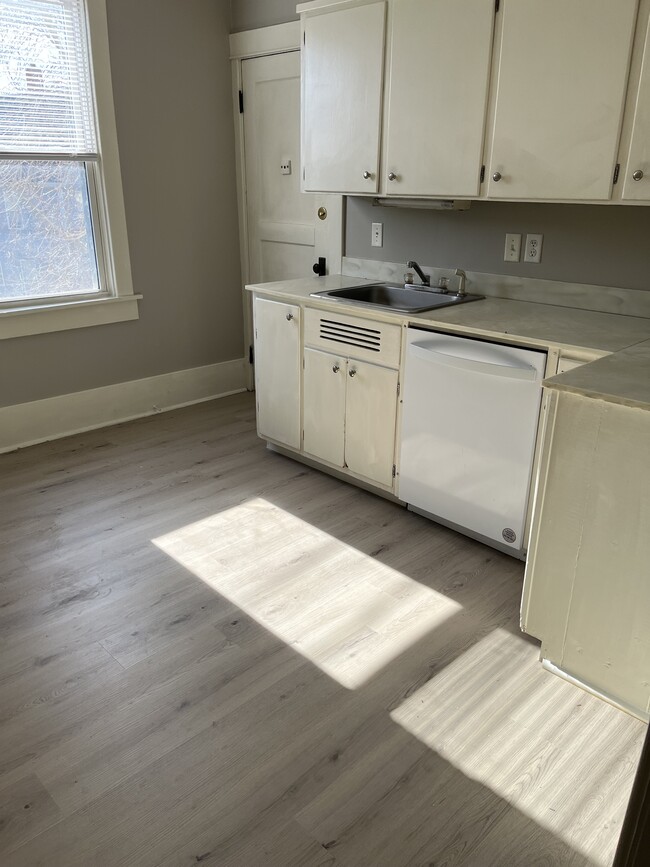 Kitchen - 876 Yale Ct