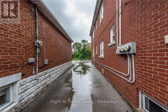 Building Photo - 104 Longwood Rd S