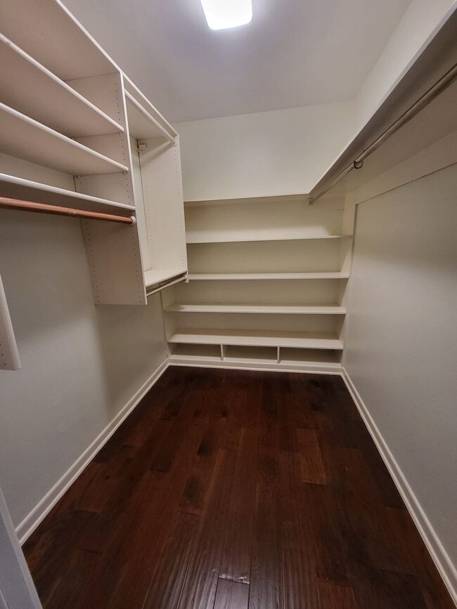 Building Photo - 5 Month lease available. Mid-century home ready for move-in