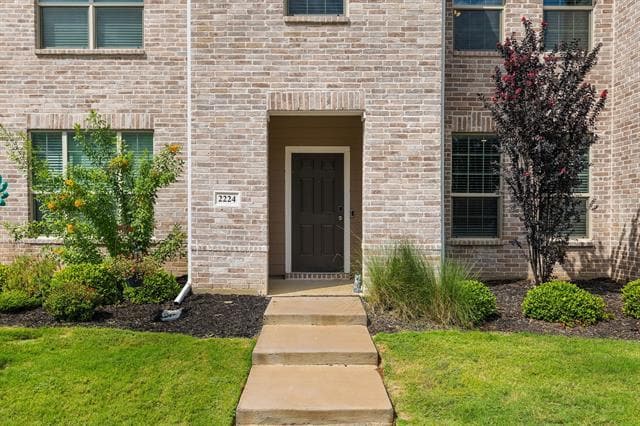 Building Photo - 2224 Davenport Dr