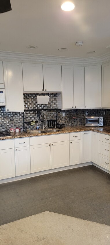 Kitchen - 3800 Hillsdale Dr