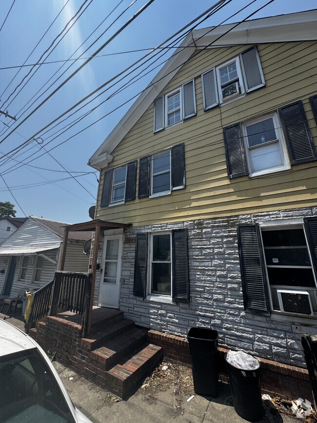 Building Photo - 302 N High St