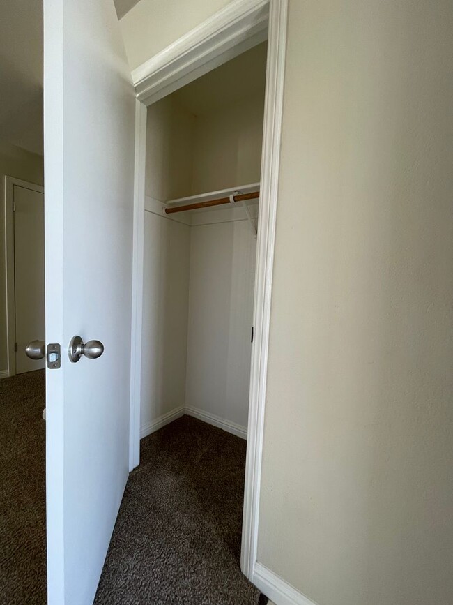 Building Photo - Beautiful 2 Bedroom 2 Bath Downstairs Apar...