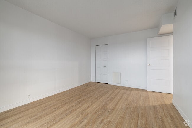 2BR, 1BA - 885SF - Primary Bedroom - Le Sans Soucy