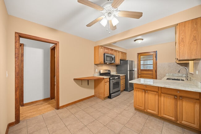 Foto del edificio - 5748 W Montrose Ave