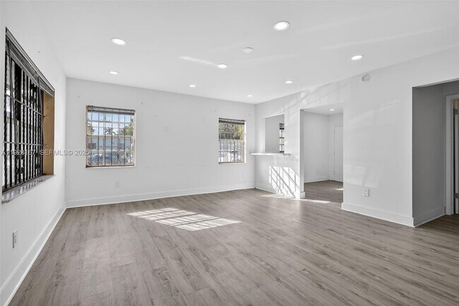 Building Photo - 708 SW 10th St