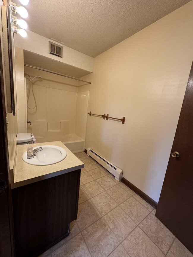 Bathroom w/ tub/shower - 67 E Main St