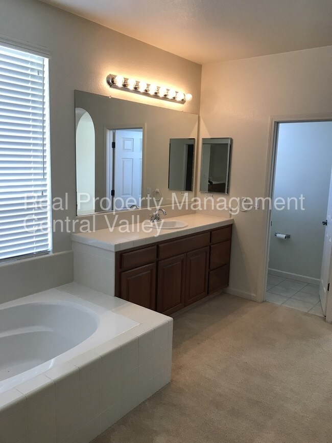 Building Photo - Spacious 4 Bedroom 3 full bath - Lathrop