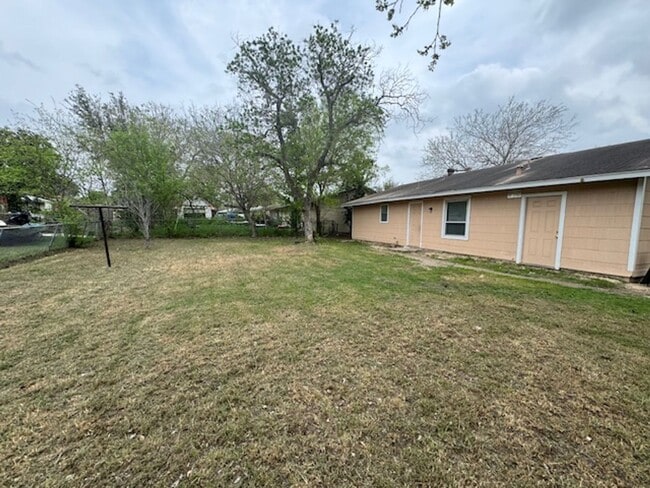 Photo - Nice 4 BR, 1.5 Bath w/ Large Back Yard House