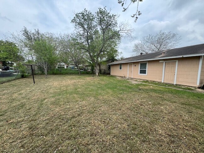 Foto del edificio - Nice 4 BR, 1.5 Bath w/ Large Back Yard
