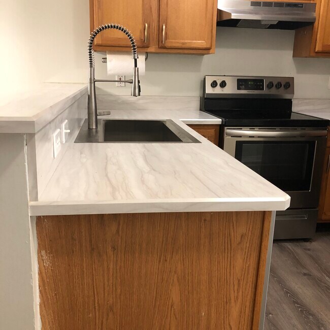 Kitchen - 102 Plantation Point Dr